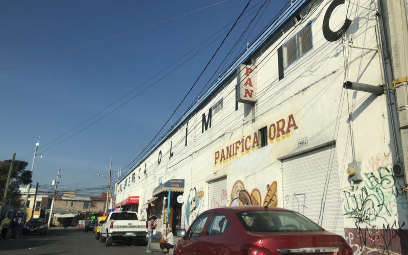 Alberca olímpica con plaza comercial y salon de fiestas