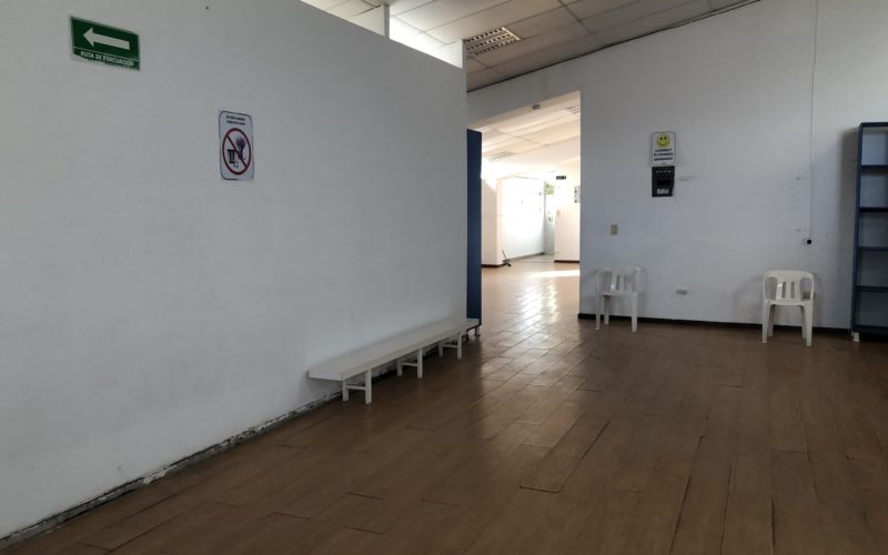 Alberca olímpica con plaza comercial y salon de fiestas