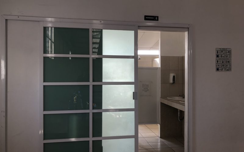 Alberca olímpica con plaza comercial y salon de fiestas