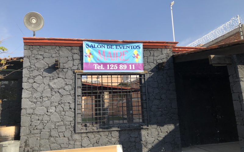 Alberca olímpica con plaza comercial y salon de fiestas