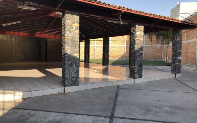 Alberca olímpica con plaza comercial y salon de fiestas