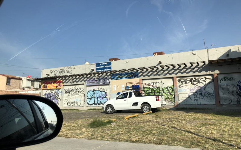 Alberca olímpica con plaza comercial y salon de fiestas