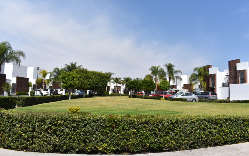 Casa en Venta con Recamara en planta baja en Juriquilla Santa Fe